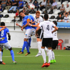 Nierga, capitán, pugna por un balón aéreo. 