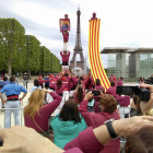 Els Castellers de Lleida actuen davant de la torre Eiffel a París