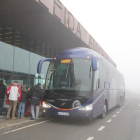 Los viajeros del vuelo a Palma, trasladados ayer en buses al aeropuerto de Barcelona.