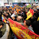 Comiat i rebuda - A la imatge superior, més de 200 sobiranistes amb estelades van acomiadar a l’estació de Sants els membres de la Mesa Anna Simó i Joan Josep Nuet, abans de viatjar a Madrid per declarar. Els concentrats van fer un passadís h ...