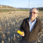 Ramon Codina, agricultor i exalcalde de Sanaüja, a la finca on ja s’ha segat el panís.