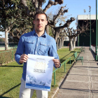 Xavier Estrada, amb el cartell de les jornades que comencen avui.