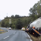 El accidente sin más consecuencias de este camión provocó un caos de 3 horas en la N-230.
