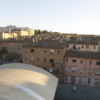 Vistas de la Mariola y de los antiguos bloques Ramiro Ledesma, donde varios pisos están okupados. 