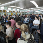 El colapo de pasajeros ayer en el aeropuerto de El Prat.
