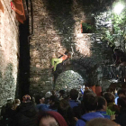 Una participante escalando una casa de La Vall de Boí.