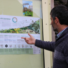 Una persona observa el cartell del Parc Natural de l’Alt Pirineu amb els consells i les recomanacions per als turistes.