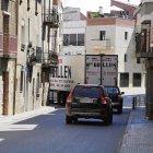 Un camió maniobrant en un carrer de Seròs.