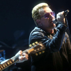 El líder d’U2, Bono, durant el concert que el grup va oferir al Palau Sant Jordi de Barcelona el 2015.