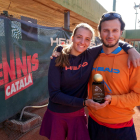 Aran Teixidó posa con el trofeo junto a su entrenador, Miqui Moreno.