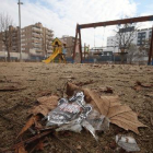 Restes de 'botellón' en un parc infantil de Lleida.