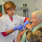 Una dona vacunant-se contra la grip.