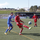 Un jugador de l’Alpicat centra la pilota des de la banda en una de les accions que van tenir lloc ahir en el partit davant del Vilanova.