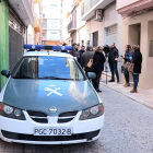 Agents de la Guàrdia Civil custodien l’habitatge a Guadassuar.