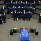 Ceremonia en la sede de la Eurocámara con el féretro de Kolh cubierto por una bandera europea.