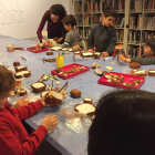 Taller navideño de artes plásticas para los más pequeños, ayer en el Centre d’Art la Panera de Lleida.