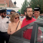 Ortega Lara, llegando a su casa junto a su mujer tras ser liberado de su cautiverio el 1 de julio de 1997.
