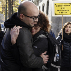 Joan Coma abraça la seua dona a la sortida de l'Audiència Nacional.