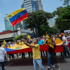 Las autoridades venezolanas reprimen las protesras con gases lacrimógenos.