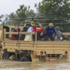 Camions de la Guàrdia Nacional de Texas porten persones afectades per les inundacions després de l’huracà Harvey a Houston.