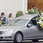 El coche fúnebre con el cuerpo del niño fallecido sale del tanatorio de la ciudad hacia el cementerio.