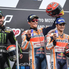 Marc Màrquez celebra su victoria junto a Folger y su compañero Dani Pedrosa.