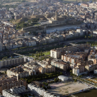 Vista aèria de part de la ciutat de Lleida, amb la Seu Vella al fons.