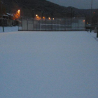 El campo de fútbol de La Seu ayer cubierto por la nieve.