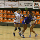 Jennyfer Nana intenta lanzar ante la oposición de dos jugadoras del Alicante.