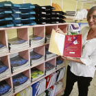 La directora de l’institut escola Torre Queralt, al Secà de Sant Pere, mostra els llibres de text socialitzats.