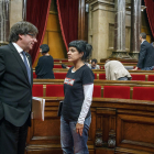 Carles Puigdemont i Anna Gabriel conversen a la sala de plens del Parlament.