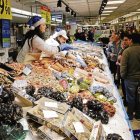 Imatge de clients lleidatans que compren peix per a la celebració de les festes nadalenques.