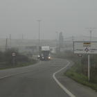La niebla, presente ayer en numerosas carreteras de Lleida.