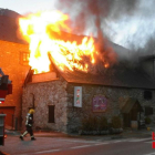 Enormes flames van calcinar la teulada i un petit habitatge situat a sobre del restaurant.