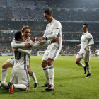 Modric abraza a James ante su compañero Varane.