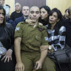 El soldado israelí Elor Azaria espera junto a su familia a la lectura de la sentencia.