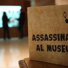 Dos joves, al fons, participant a ‘Assassinat al Museu’.