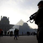 Un soldado dispara contra un hombre armado con un cuchillo cerca del museo del Louvre