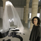 Eulàlia Valldosera, al costat de la instal·lació ‘Plastic mantra’, que es completa amb projecció de vídeo.