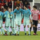 Los jugadores barcelonistas reclaman al colegiado Fernández Borbalán un penalti no señalado sobre Neymar.