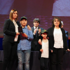 Las esposas y los dos hijos de los rurales asesinados Xavier Ribes y David Iglesias, ayer en el acto de homenaje en Barcelona. 