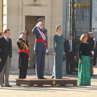 Els reis, al costat de Rajoy, Cospedal i Zoido, ahir en l’acte de la Pasqua Militar al Palau Reial.