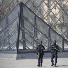 Agentes de policía montan ayer guardia en Louvre en París