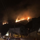 Imatge de l’incendi que es veia dijous a la nit des de Garòs.