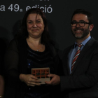 La escritora Care Santos ayer recogiendo el premio de manos de Emili Rosales, presidente del jurado. 