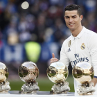 Cristiano Ronaldo ofreció ayer a la afición madridista sus cuatro Balones de Oro.