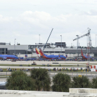 Centenars de persones a la pista de l’aeroport de Ford Lauderdale, poc després de l’atac.
