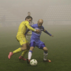 Casares, uno de los destacados del partido, pugna por un balón con un defensor del Badalona.