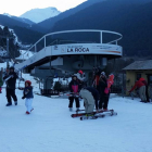 Esquiadors grans i petits gaudint ahir de les pistes obertes a l’estació d’Espot.