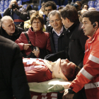 El delantero del Atlético de Madrid, Fernando Torres, retirado en camilla tras sufrir el golpe y quedar incosciente.